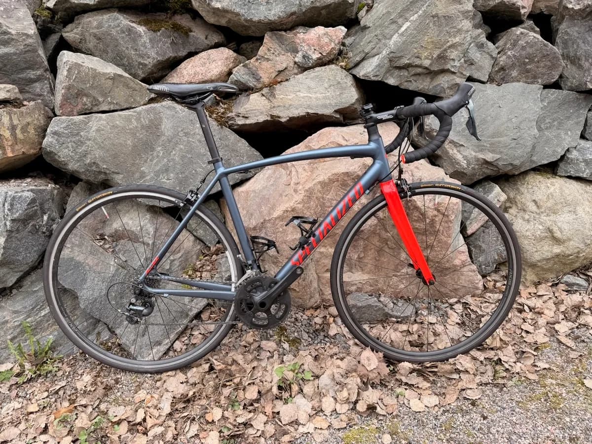 Myydään hieno ja hyväkuntoinen Specialized Allez -maantiepyörä